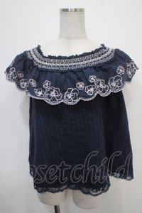axes femme POETIQUE / 花刺繍オフショルトップス M 紺 Y-25-04-30-084-AX-TO-SZ-ZY