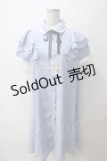 axes femme POETIQUE / メッセージリボン肩フリルワンピース  サックス Y-25-05-14-116-AX-OP-AS-ZY