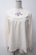 Fi.n.t / お花刺繍ヨークプルブラウス  オフ Y-25-05-14-022-CA-BL-AS-ZY