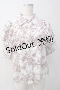 axes femme / タイ付トワルドジュイ風柄ブラウス  茶×白 Y-25-05-22-048-AX-BL-SZ-ZI