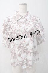 axes femme / タイ付トワルドジュイ風柄ブラウス  茶×白 Y-25-05-22-048-AX-BL-SZ-ZI