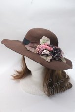 画像1: 【SALE】axes femme / フラワーブーケつば広帽  茶 Y-25-05-22-015-AX-AC-SZ-ZTK004 (1)