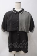 axes femme / プリーツ使バイカラー半袖ブラウス  グレー×黒 Y-25-05-29-008-AX-BL-SZ-ZY
