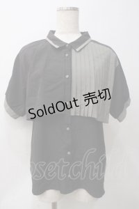 axes femme / プリーツ使バイカラー半袖ブラウス  グレー×黒 Y-25-05-29-008-AX-BL-SZ-ZY