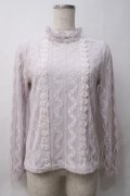 axes femme POETIQUE / リボンブローチ付レーシーブラウス M ラベンダー Y-25-05-29-025-AX-BL-SZ-ZY