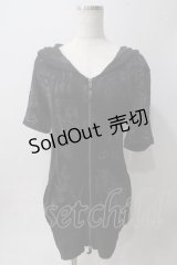 NAOTO SEVEN / 総柄半袖ロングパーカー  黒 Y-25-06-01-079-HN-TO-SZ-ZY