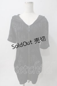 NAOTO SEVEN / 総柄半袖ロングパーカー  黒 Y-25-06-01-079-HN-TO-SZ-ZY