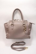 axes femme / チャーム付きフリルバッグ  グレージュ Y-25-06-01-036-AX-BG-SZ-ZY