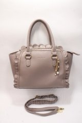 axes femme / チャーム付きフリルバッグ  グレージュ Y-25-06-01-036-AX-BG-SZ-ZT-K023