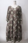画像1: axes femme / ウォールオーナメント柄ワンピース  ブラウン Y-25-06-03-089-AX-OP-SZ-ZT475 (1)