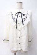 axes femme / バラ刺繍ヨーク切替七分袖ブラウス  生成り Y-25-06-09-062-AX-BL-SZ-ZY