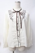 axes femme / 刺繍入スタンドカラーブラウス  生成り Y-25-06-09-064-AX-BL-SZ-ZY