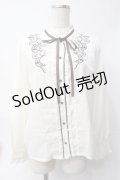 axes femme / 刺繍入スタンドカラーブラウス  生成り Y-25-06-09-064-AX-BL-SZ-ZI