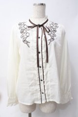 axes femme / 刺繍入スタンドカラーブラウス  生成り Y-25-06-09-064-AX-BL-SZ-ZI
