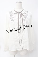 axes femme / 刺繍入スタンドカラーブラウス  生成り Y-25-06-09-064-AX-BL-SZ-ZI