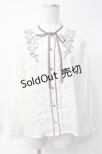 axes femme / 刺繍入スタンドカラーブラウス  生成り Y-25-06-09-064-AX-BL-SZ-ZI