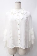 axes femme kawaii / 3段フリル姫袖ブラウス  白 Y-25-06-09-066-AX-BL-SZ-ZY