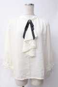 axes femme / カメオ付ラッフルフリルブラウス  生成り Y-25-06-09-074-AX-BL-SZ-ZY