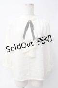 axes femme / カメオ付ラッフルフリルブラウス  生成り Y-25-06-09-074-AX-BL-SZ-ZY