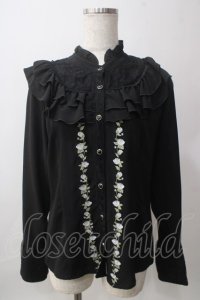axes femme / フロントバラ刺繍フリルブラウス  黒 Y-25-06-12-019-AX-BL-SZ-ZY