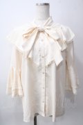 axes femme / タイ付姫袖風フリルブラウス  生成り Y-25-06-12-025-AX-BL-SZ-ZY