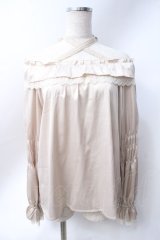 axes femme / ギャザーデザインサテンブラウス  生成り Y-25-06-18-036-AX-BL-SZ-ZI