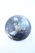 ALICE and the PIRATES / Galaxy Chris 〜輝く星屑と宇宙(そら)の歯車〜柄　船とChris 缶バッジ  黒 Y-25-06-18-013-PA-ZA-SZ-ZY