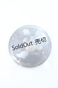 ALICE and the PIRATES / Galaxy Chris 〜輝く星屑と宇宙(そら)の歯車〜柄　船とChris 缶バッジ  黒 Y-25-06-18-013-PA-ZA-SZ-ZY