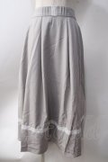 axes femme / アンプルフリルスカート  グレー Y-25-06-20-116-AX-SK-SZ-ZY