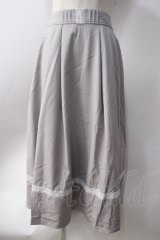 axes femme / アンプルフリルスカート  グレー Y-25-06-20-116-AX-SK-SZ-ZY