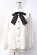 axes femme / リボンタイ付プチフリルブラウス  白 Y-25-06-20-028-AX-BL-SZ-ZY