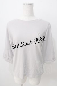 axes femme POETIQUE / ラビット刺繍カットプルオーバー  グレージュ Y-25-06-28-071-AX-TO-SZ-ZI