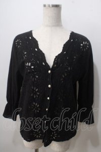 axes femme / スカラップ刺繍プルブラウス  黒 Y-25-06-28-075-AX-BL-SZ-ZY