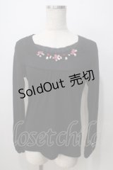 axes femme / 胸元ビジュー付きプルオーバー  黒 Y-25-06-28-080-AX-TO-SZ-ZI