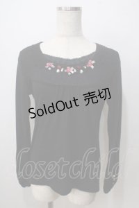 axes femme / 胸元ビジュー付きプルオーバー  黒 Y-25-06-28-080-AX-TO-SZ-ZI
