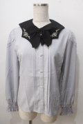axes femme POETIQUE / リボン付きコウモリカラーブラウス  グレー Y-25-06-28-081-AX-BL-SZ-ZY