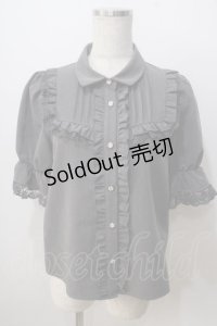evelyn / Uフリル半袖ブラウス  グレー Y-25-06-28-082-LO-BL-SZ-ZY