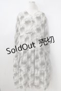 axes femme / ぼかし花柄ティアードワンピース  グレー Y-25-06-28-148-AX-OP-SZ-ZY