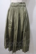 F＆A / シャイニープリーツスカート F グリーン Y-25-07-01-122-LO-SK-SZ-ZY