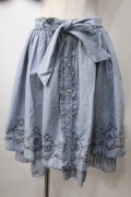 axes femme / メルヘンカラー刺繍入りスカート M サックス Y-25-07-01-125-AX-SK-SZ-ZY