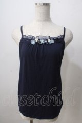 axes femme / フラワーモチーフキャミソール  紺 Y-25-07-01-032-AX-TO-SZ-ZY
