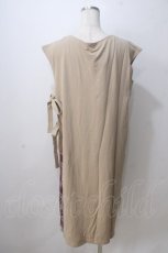 画像2: axes femme / サイドプリーツデザインワンピース M ベージュ Y-25-07-03-058-AX-OP-SZ-ZI (2)