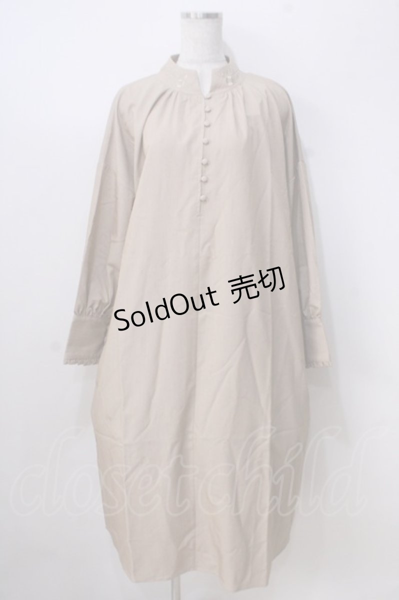 画像1: axes femme / 襟刺繍ロングシャツワンピース M ベージュ Y-25-07-03-068-AX-OP-SZ-ZI (1)