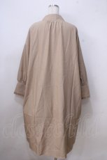 画像2: axes femme / 襟刺繍ロングシャツワンピース M ベージュ Y-25-07-03-068-AX-OP-SZ-ZI (2)