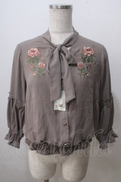 画像1: axes femme / バラ刺繍タイ付きブラウス M モカ Y-25-07-03-021-AX-BL-SZ-ZY