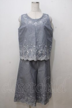 画像1: axes femme / ストライプ刺繍入りセットアップ M グレー Y-25-07-03-044-AX-OP-SZ-ZY