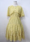 axes femme / ケープ風レースティアードワンピース  イエロー Y-25-07-06-043-AX-OP-SZ-ZY