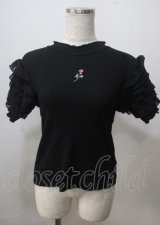 axes femme POETIQUE / ローズ刺繍フリル袖カットプルオーバー  黒 Y-25-07-06-025-AX-TO-SZ-ZY
