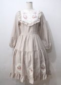 axes femme POETIQUE / ブロッキングベリー刺繍ワンピース  ベージュ Y-25-07-06-041-AX-OP-SZ-ZY