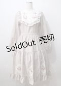 axes femme POETIQUE / ブロッキングベリー刺繍ワンピース  ベージュ Y-25-07-06-041-AX-OP-SZ-ZI